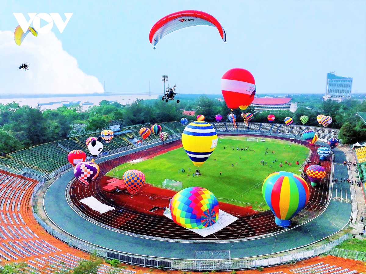 Lễ hội khinh khí cầu rực rỡ sắc màu đất Tây Đô