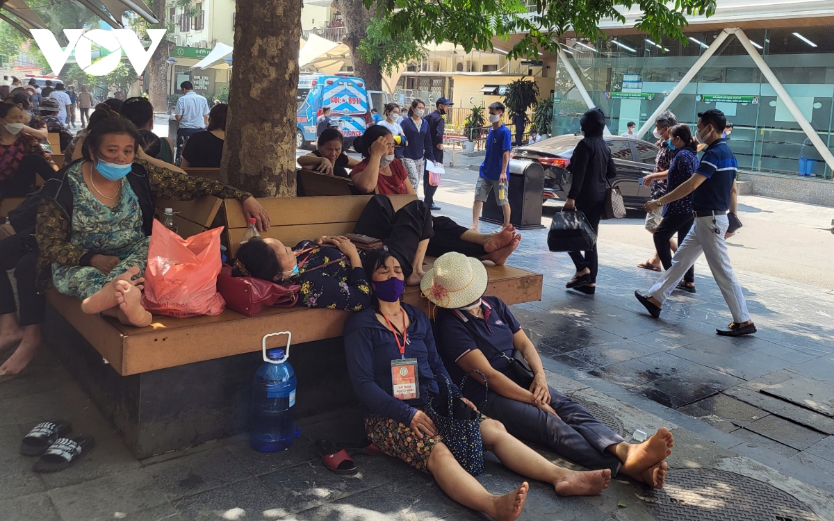 Người bệnh, người nhà mệt mỏi chờ khám dưới cái nắng hơn 40 độ C ở Hà Nội