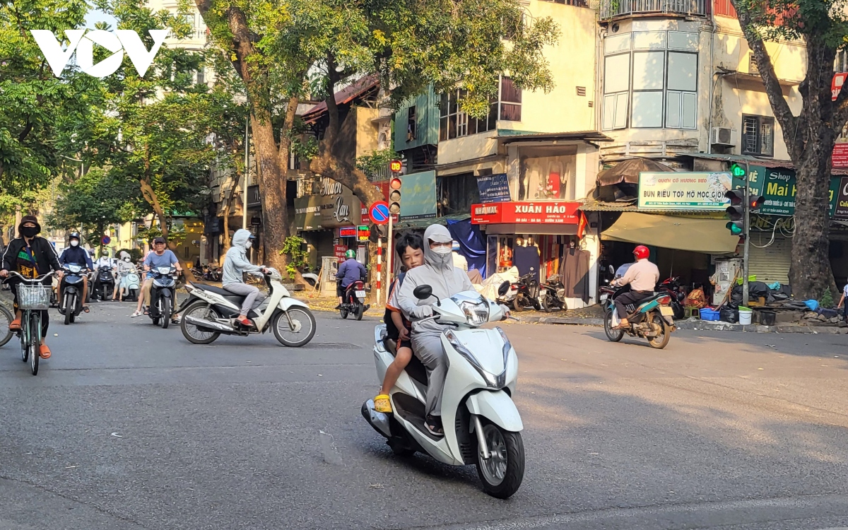 Con được dạy "đèn xanh mới đi", phụ huynh chở con vẫn vô tư vượt đèn đỏ