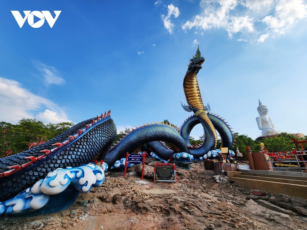 Thăm ngôi chùa có tượng thần rắn Naga khổng lồ ở Thái Lan