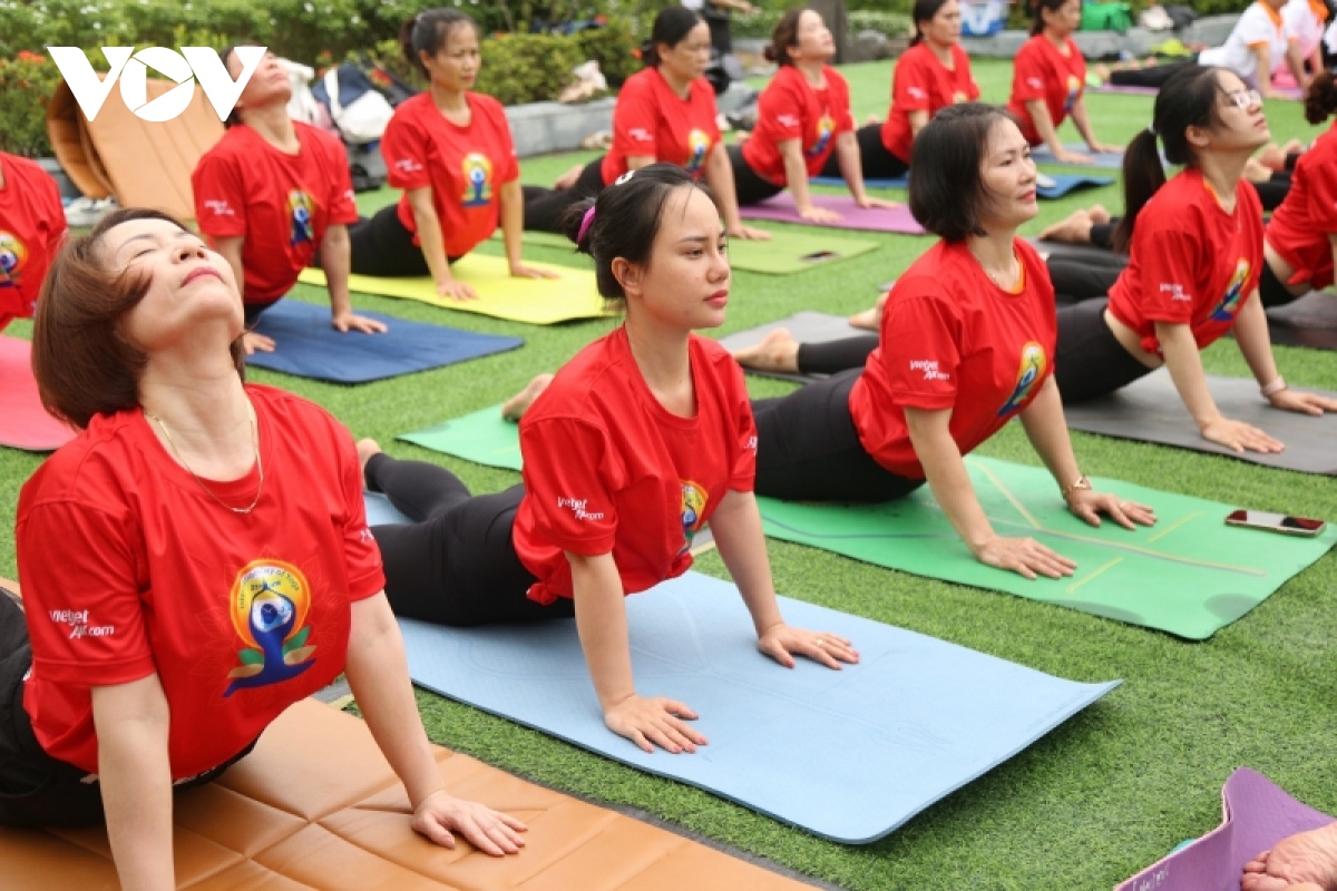 Ấn tượng màn đồng diễn Yoga của gần 1.000 VĐV tại Quảng Ninh