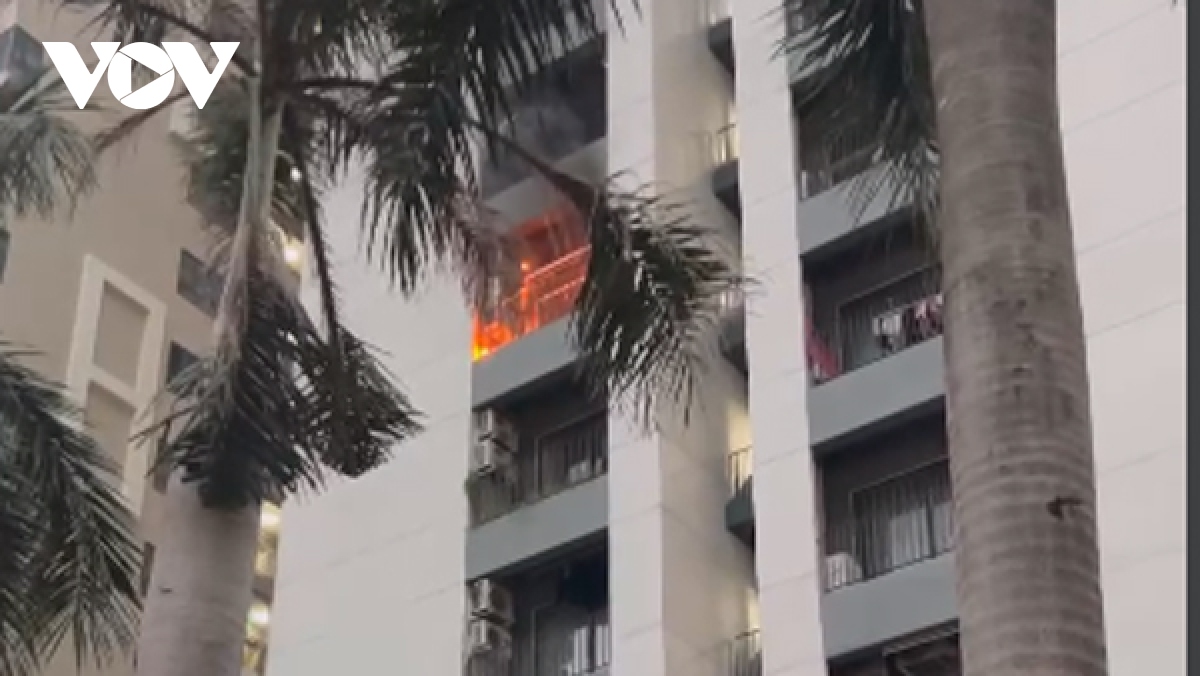 Dập tắt đám cháy tại chung cư ở Bình Dương