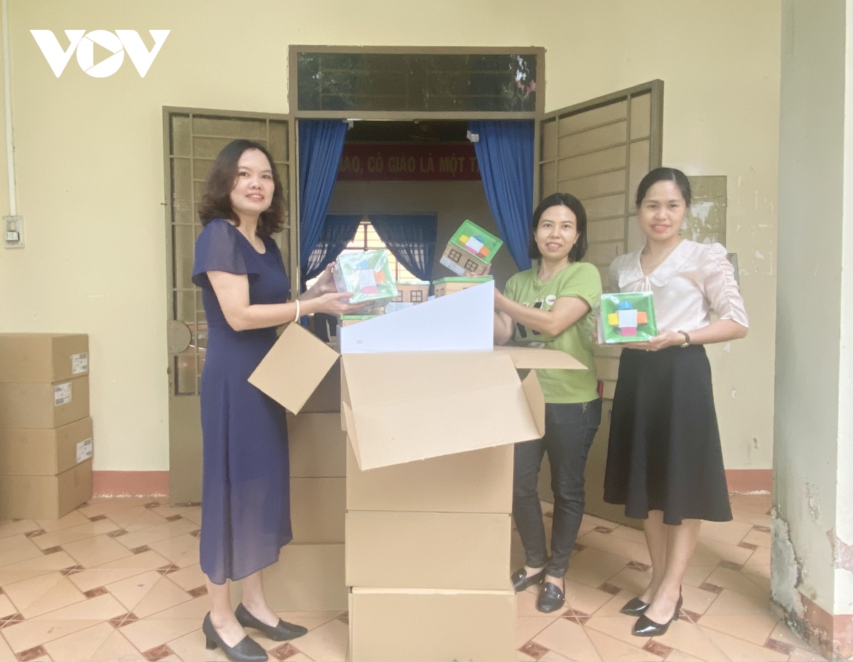 VOV Tây Nguyên trao 600 bộ đồ chơi cho học sinh mầm non huyện Lắk