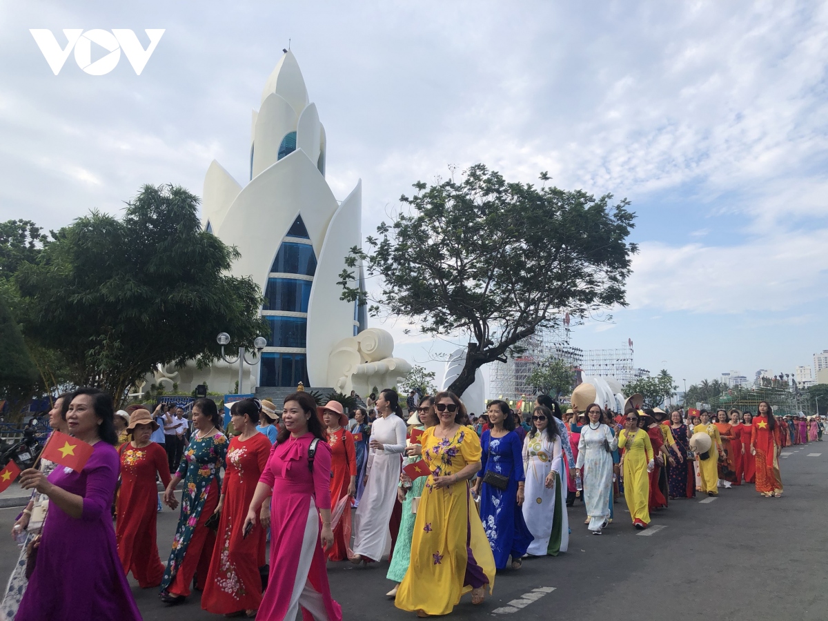 Hơn 6.000 phụ nữ Khánh Hòa mặc áo dài xuống phố chào mừng Festival Biển