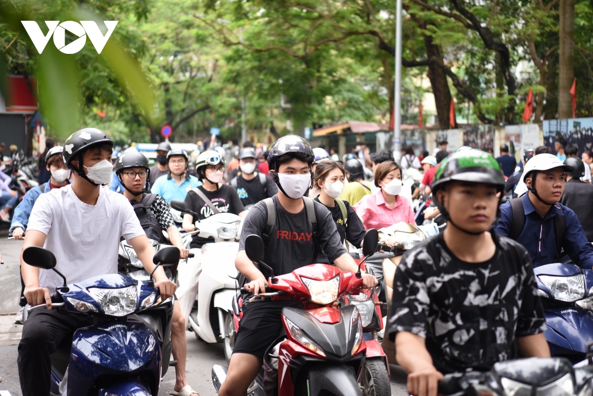 Nhiều tuyến phố Hà Nội chật như "nêm" trong ngày thí sinh làm thủ tục dự thi vào 10