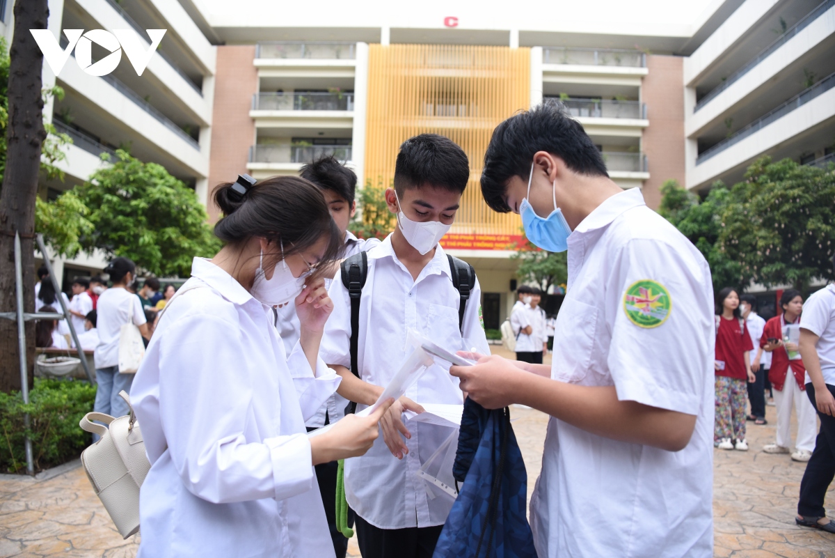 Sáng nay (10/6), thí sinh thi môn đầu tiên kỳ thi vào 10 ở Hà Nội
