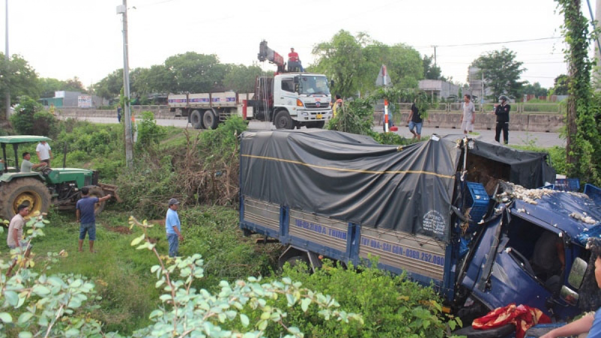 Giải cứu tài xế mắc kẹt trong cabin xe tải ở Bình Thuận