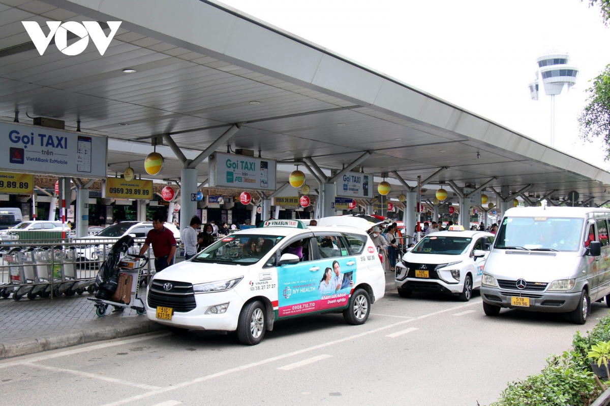 Tạm dừng hoạt động 2 hãng taxi tăng giá gấp 10 lần tại cảng Tân Sơn Nhất
