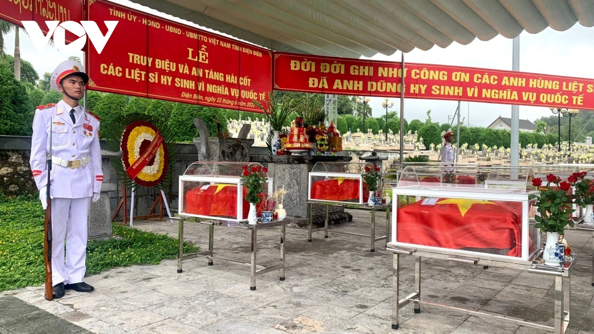 Truy điệu, an táng 8 hài cốt quân tình nguyện Việt Nam hy sinh tại Lào