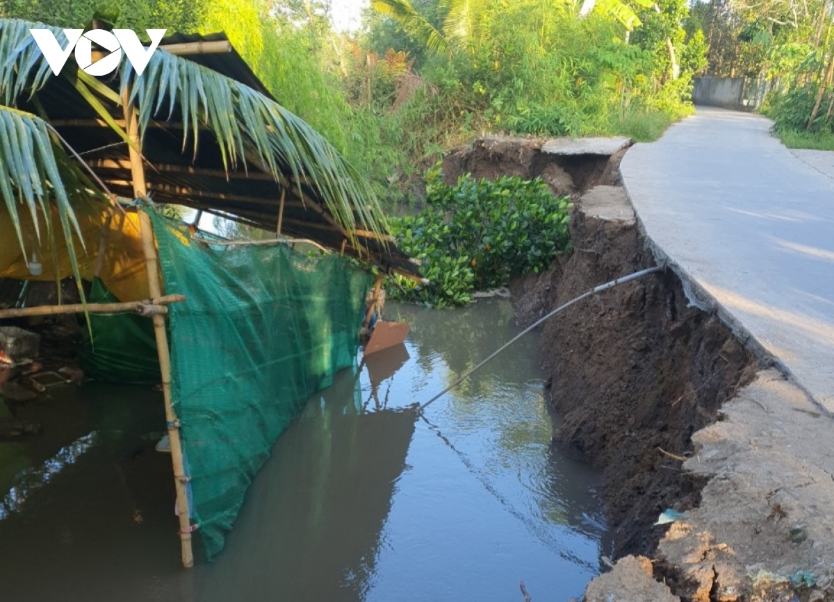 Thêm vụ sạt lở đất làm sụp nhà kho của người dân ở huyện Châu Thành, Hậu Giang