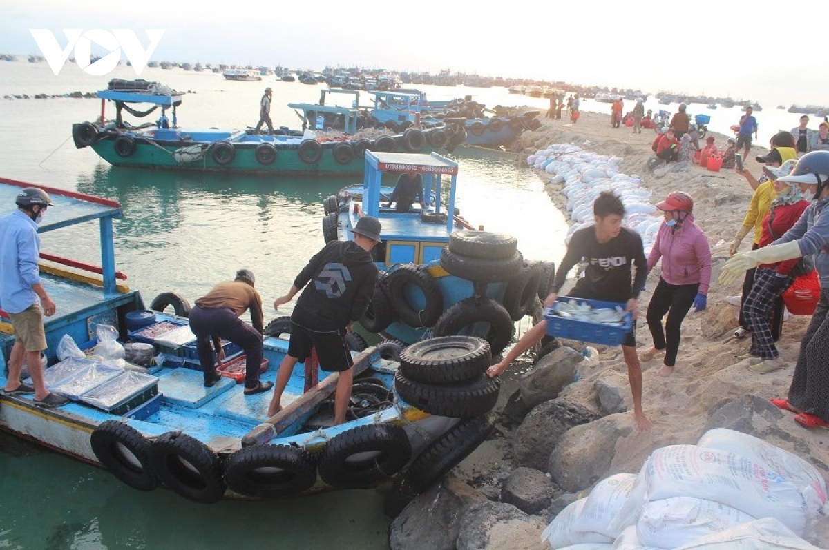 2 lao động trên tàu cá tử vong nghi bị ngạt khí ở Bình Thuận