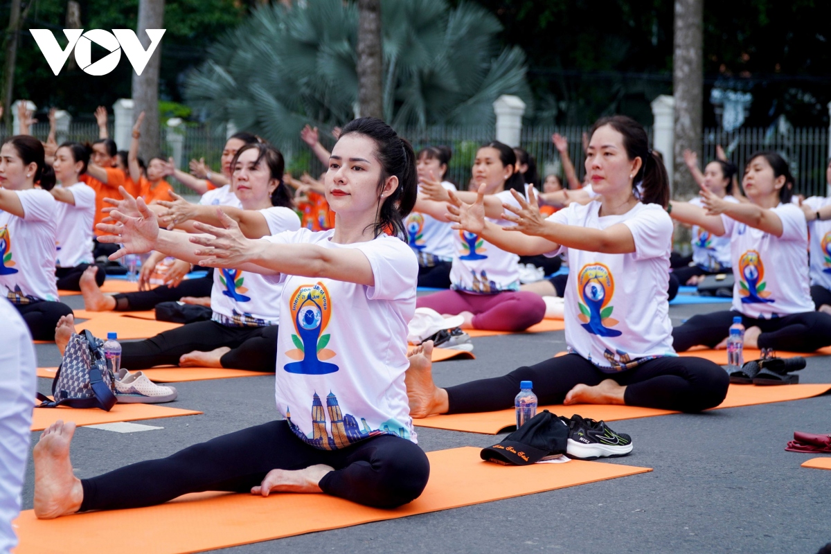 500 người đồng diễn Ngày Quốc tế Yoga lần thứ 9 ở Đồng Tháp