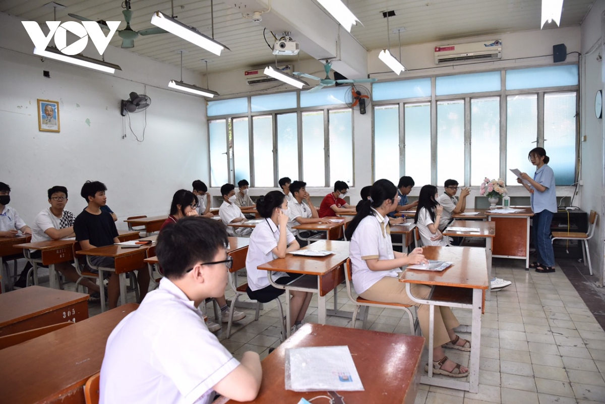 Thi vào lớp 10 ở Hà Nội: Nhiều thí sinh đến sớm cả tiếng chờ làm thủ tục thi