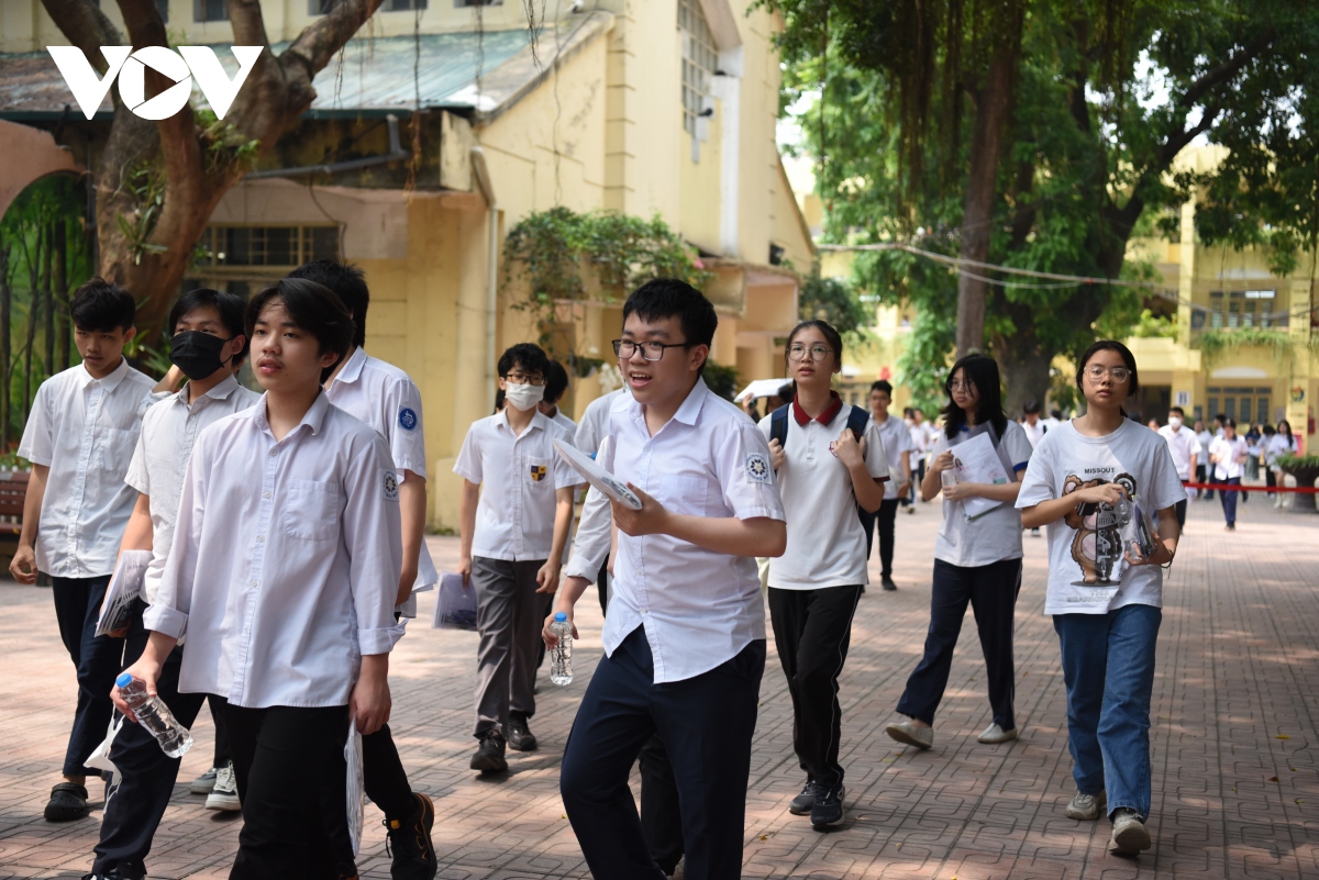 Tuyển sinh lớp 10 Hà Nội: Đề thi "dễ thở", giáo viên dự báo ngưỡng tăng điểm chuẩn