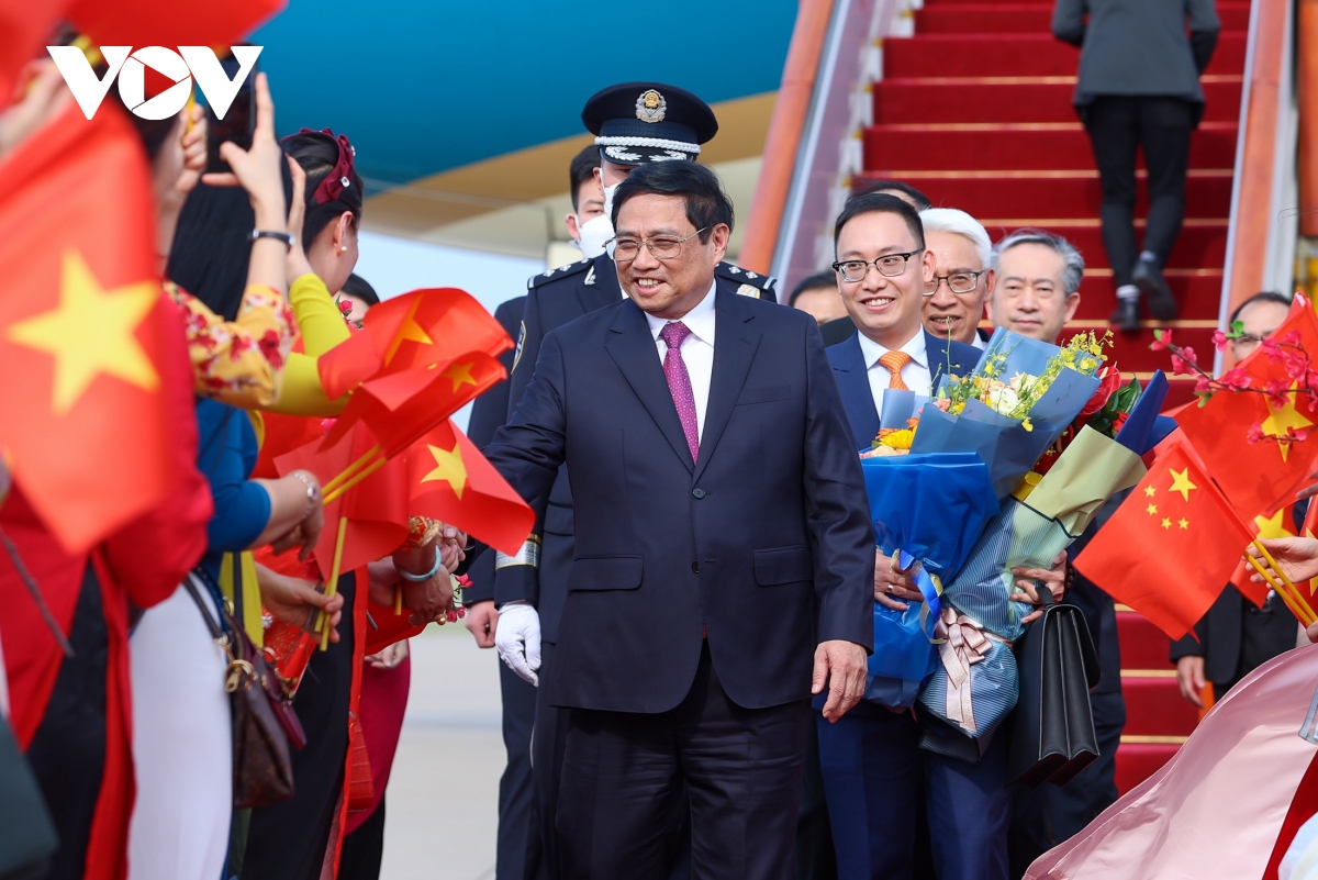 Thủ tướng tới Bắc Kinh, bắt đầu thăm chính thức Trung Quốc và dự Hội nghị WEF