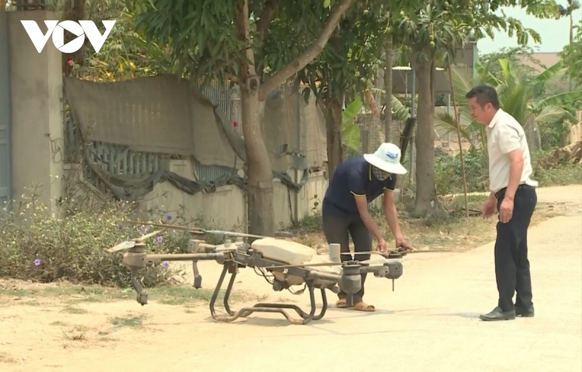 Nông dân Đắk Lắk dùng thiết bị bay không người lái chăm sóc cây trồng
