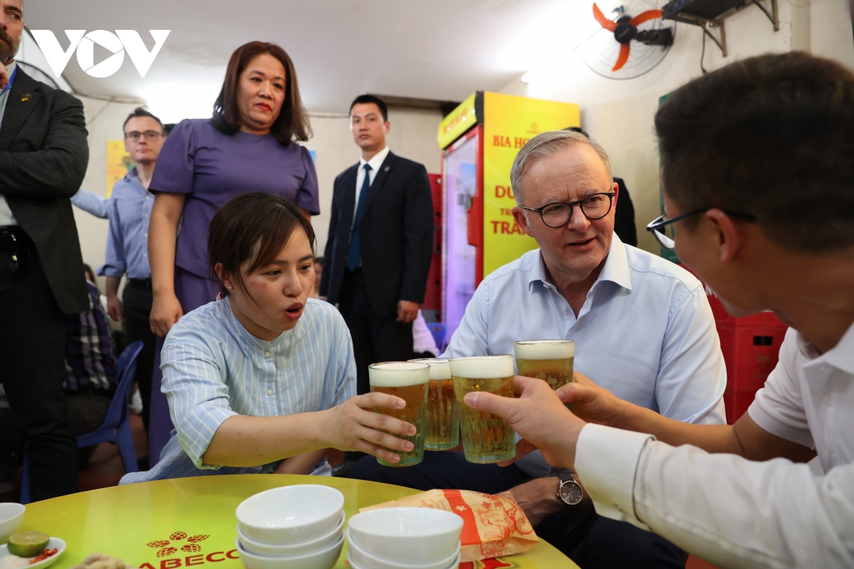 Thủ tướng Australia Anthony Albanese thưởng thức bia hơi giữa ngày hè Hà Nội