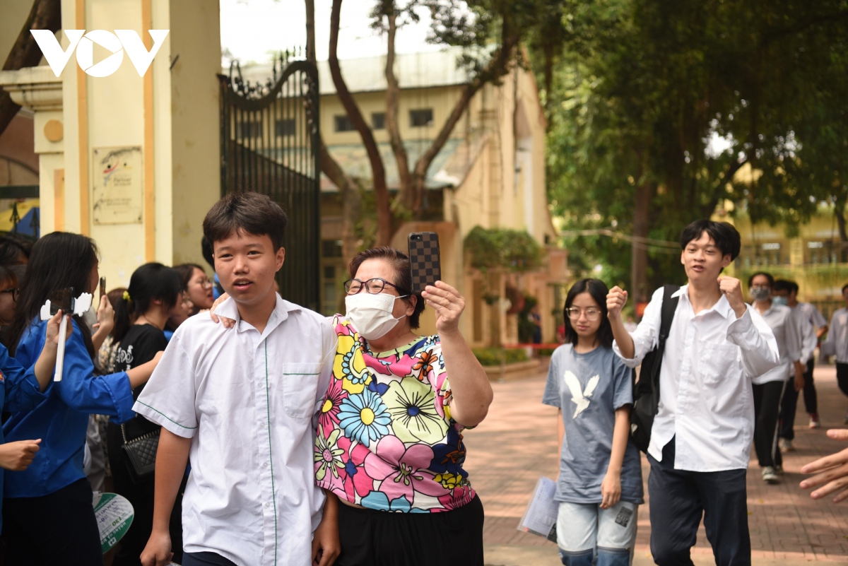 Những cảm xúc đặc biệt trong kỳ thi tuyển sinh lớp 10 THPT công lập tại Hà Nội