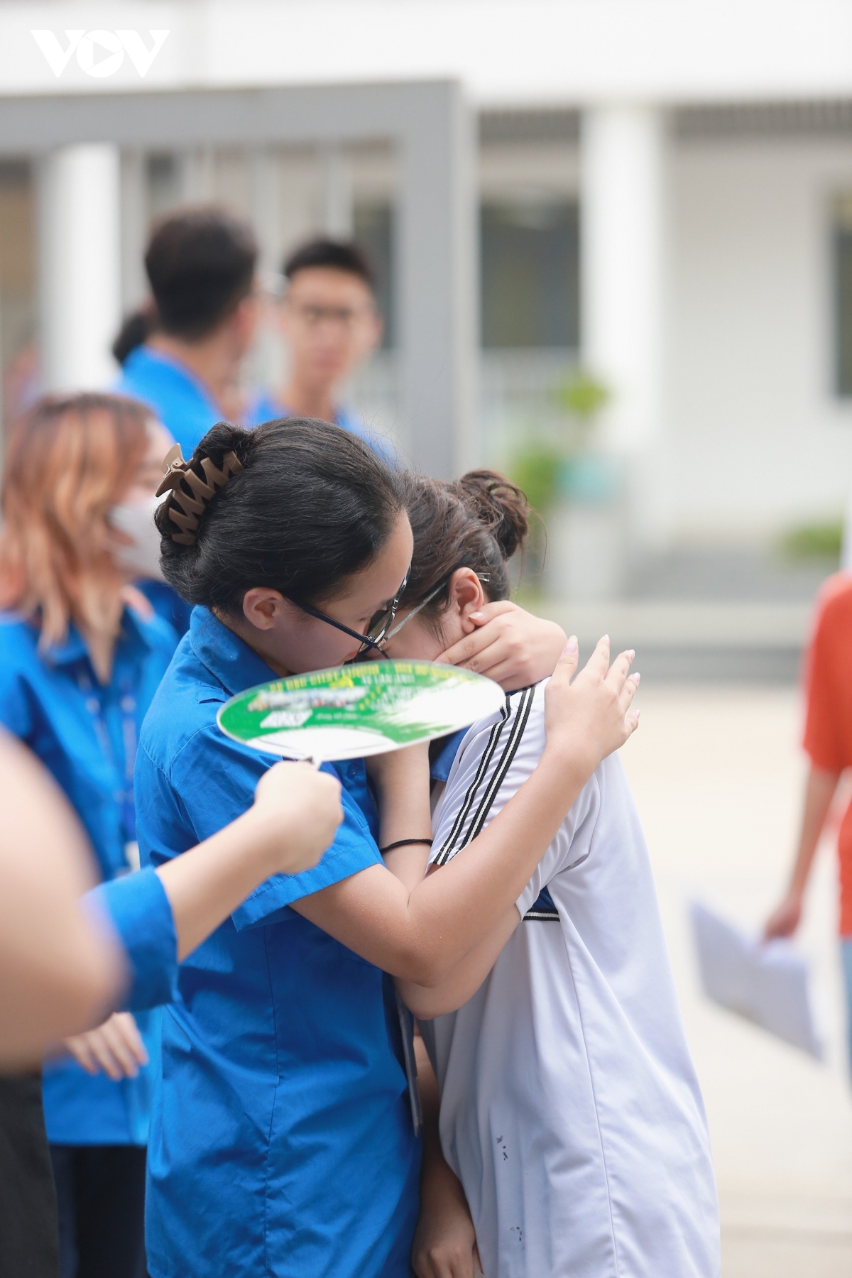 Thanh niên tình nguyện ôm động viên, đội nắng che ô cho thí sinh đi thi vào 10 Hà Nội