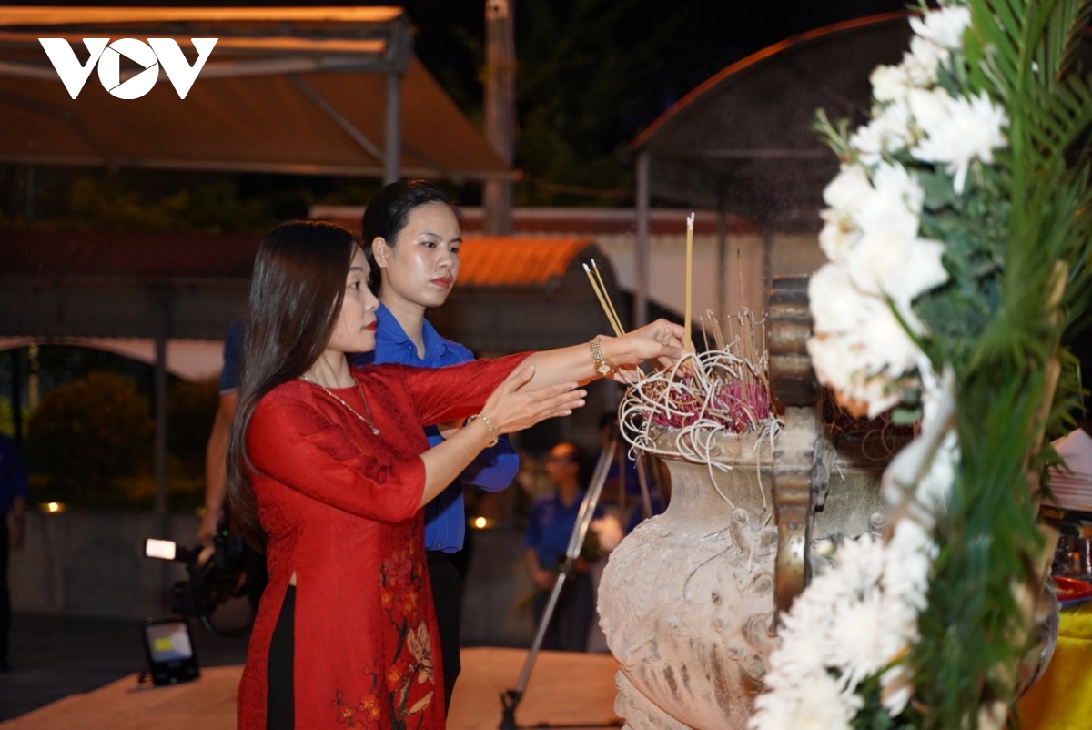 Thắp nến và thả hoa đăng tri ân các AHLS tại Khu di tích Ngã ba Đồng Lộc