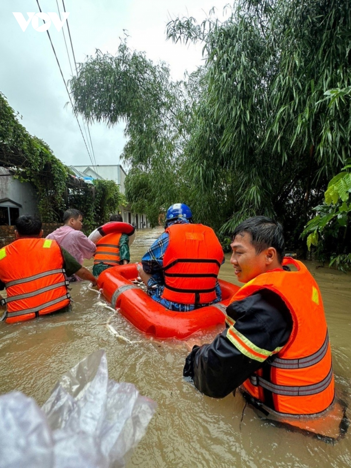 100 chiến sỹ xuyên đêm hỗ trợ, sơ tán dân trên đảo Phú Quốc bị ngập lụt