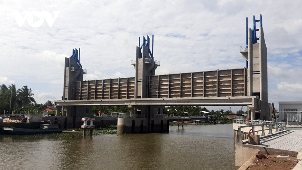 Tiền Giang hoàn thành 2 công trình ngăn mặn trữ ngọt có quy mô lớn