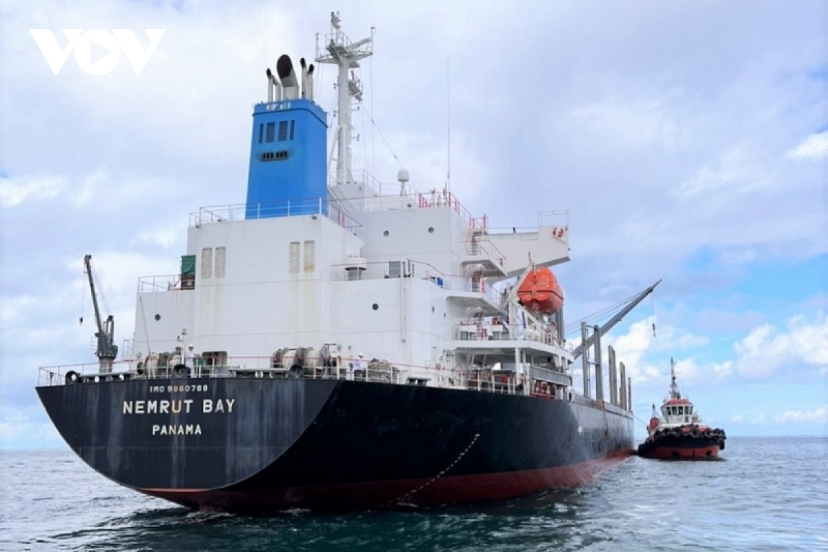 Cứu hộ thành công tàu nước ngoài mắc cạn ở Bình Thuận