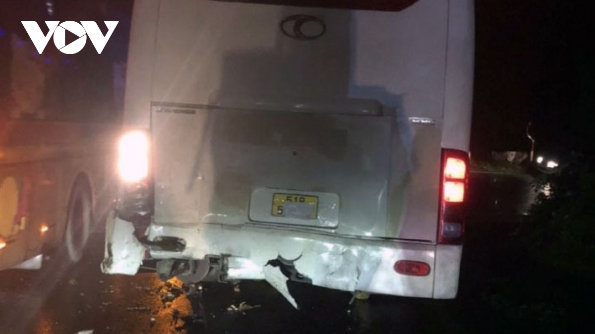 Xe tải đổ đèo tông đuôi xe khách khiến 3 người bị thương ở Bình Thuận