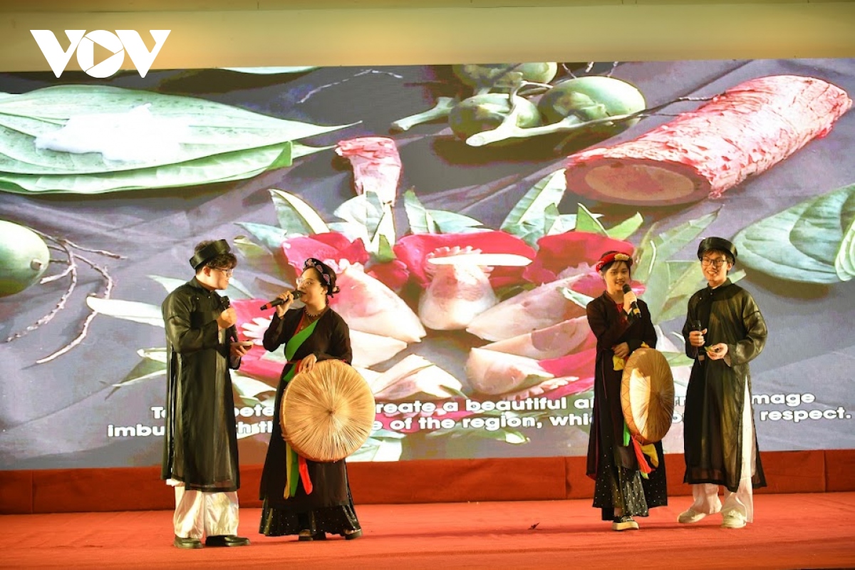 Sinh viên Việt Nam hát quan họ quảng bá văn hóa đến bạn bè quốc tế