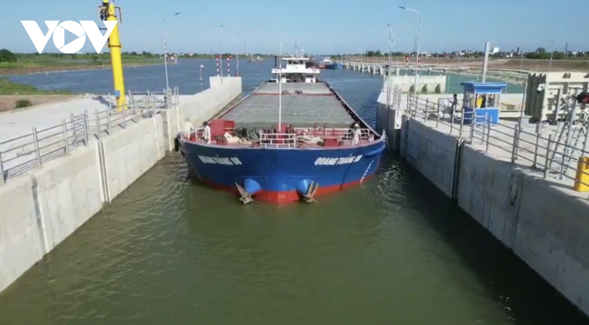 Tàu thuyền tấp nập qua "kênh đào Panama” của Việt Nam mới khánh thành