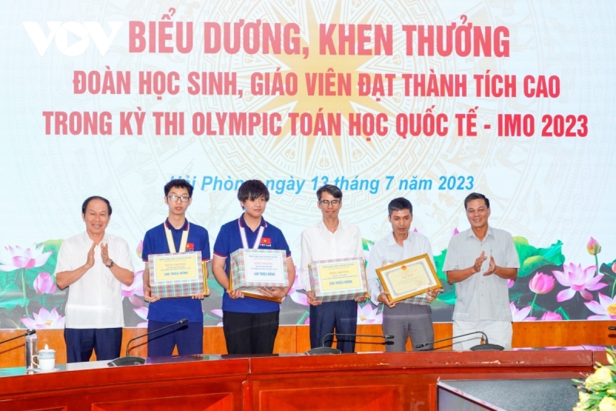 Hải Phòng "thưởng nóng" học sinh đạt thành tích cao tại kỳ thi Olympic Toán quốc tế