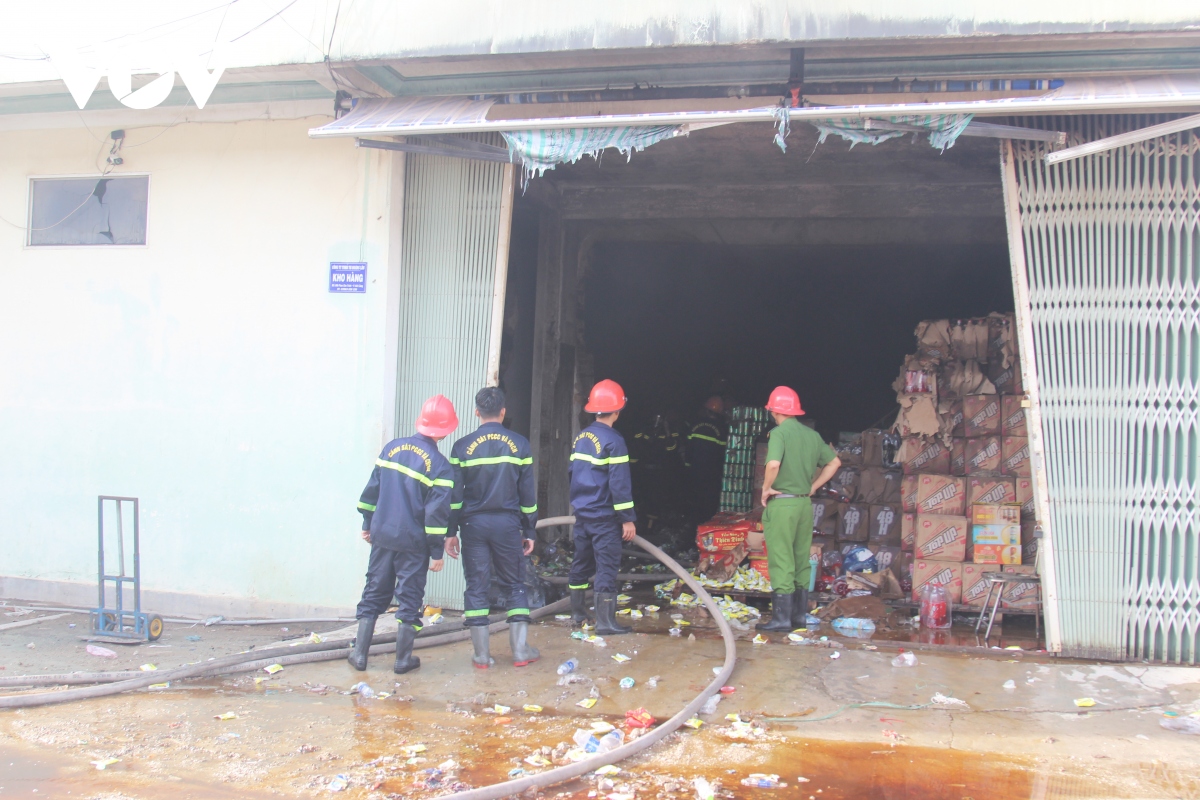 Cháy lớn tại nhà kho ở Bình Định, nhiều xe điện và hàng hóa bị thiêu rụi