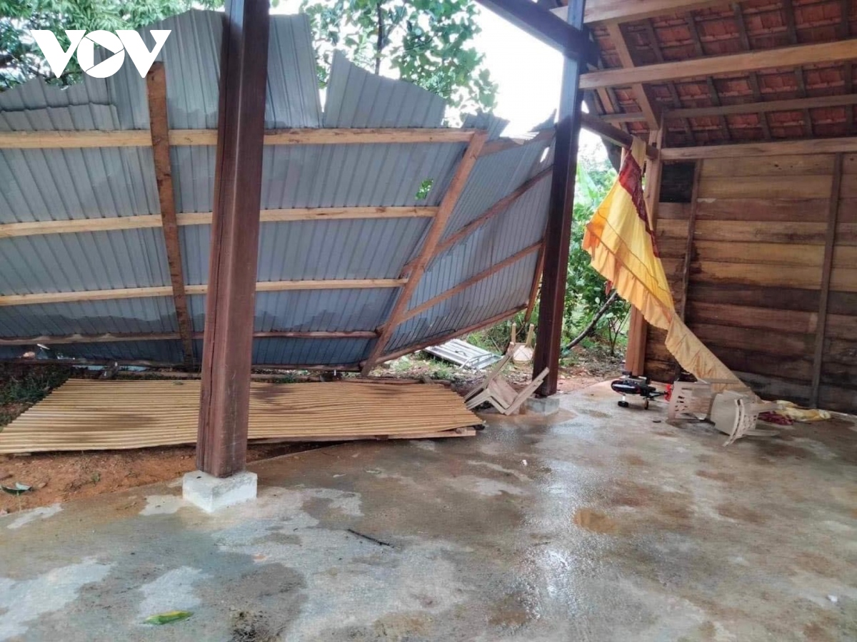 Lốc xoáy làm tốc mái nhà dân ở huyện miền núi Quảng Bình