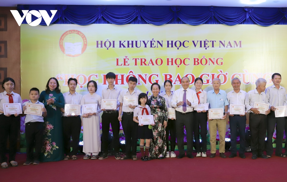 Phó Chủ tịch nước Võ Thị Ánh Xuân trao 250 học bổng “Học không bao giờ cùng”
