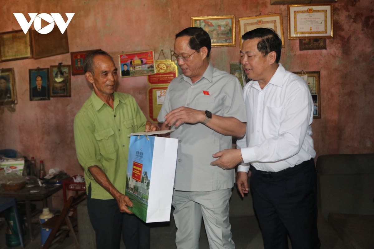 Phó Chủ tịch Quốc hội Trần Quang Phương thăm gia đình chính sách tại Cao Bằng