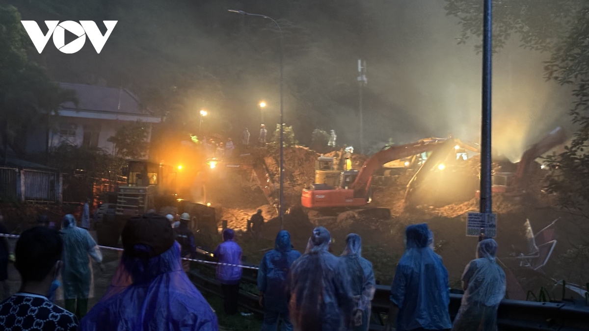 Sạt lở đất trên đèo Bảo Lộc khiến 3 cảnh sát giao thông và 1 người dân mất tích