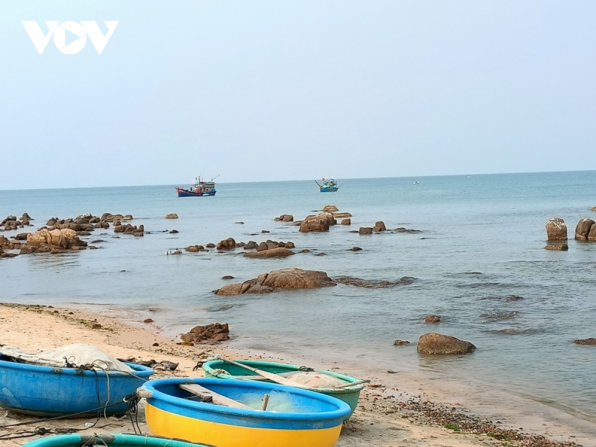 Sóng đánh chìm thuyền ở Bình Thuận khiến 1 ngư dân mất tích