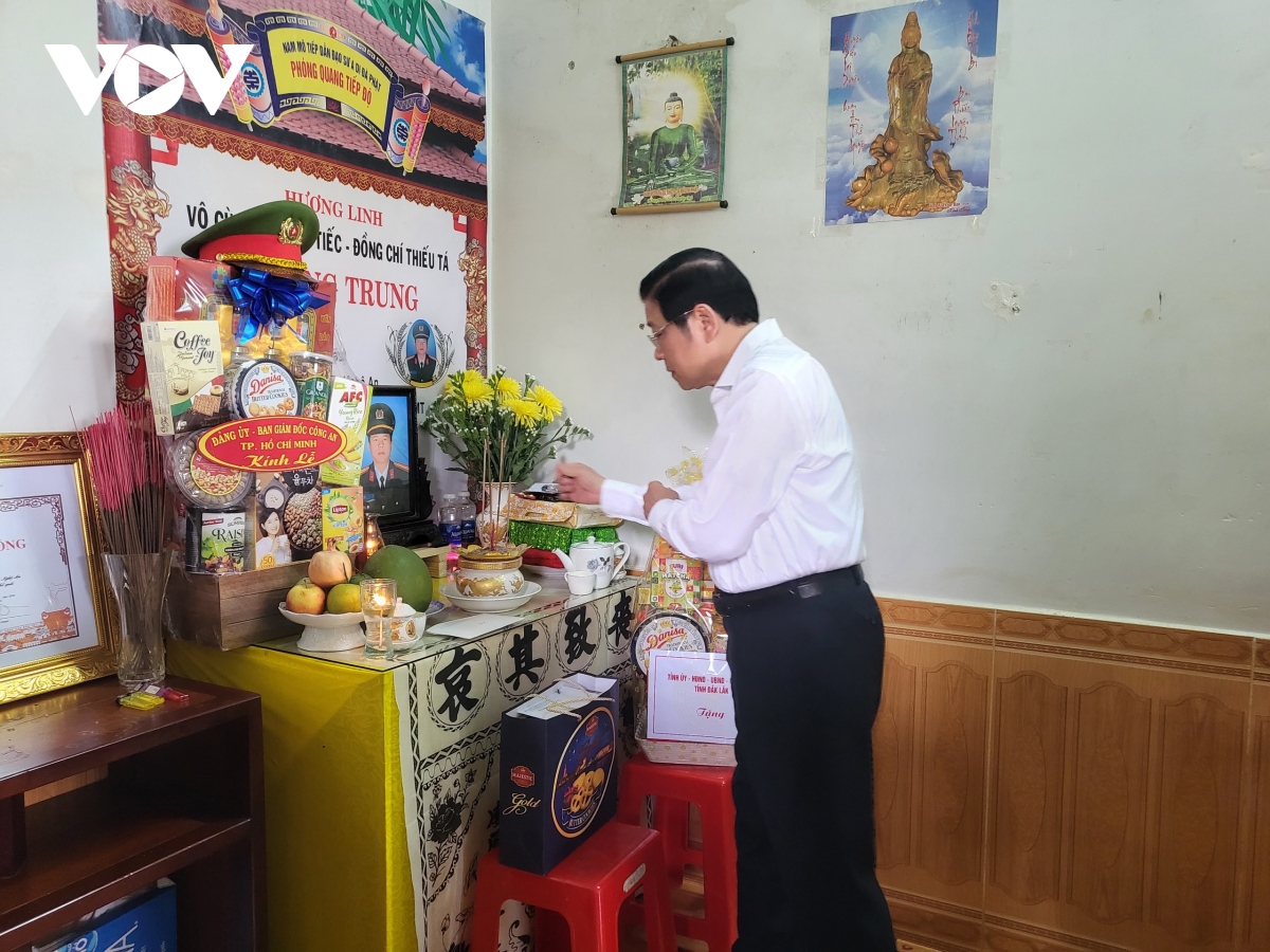 Trưởng ban Nội chính Trung ương thăm hỏi các gia đình liệt sỹ tại Đắk Lắk