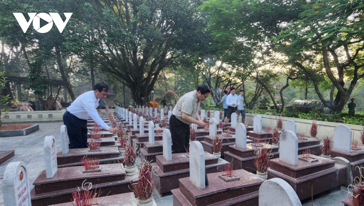Thủ tướng Phạm Minh Chính viếng nghĩa trang liệt sĩ tại Thừa Thiên Huế và Quảng Trị
