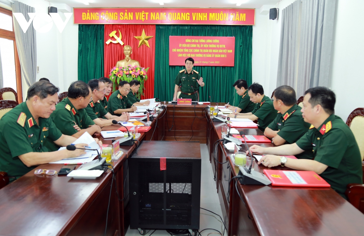 Đại tướng Lương Cường làm việc với Ban Thường vụ Đảng ủy Quân khu 5