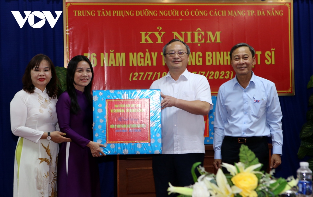 Tổng Giám đốc VOV thăm, tặng quà người có công với cách mạng tại Đà Nẵng