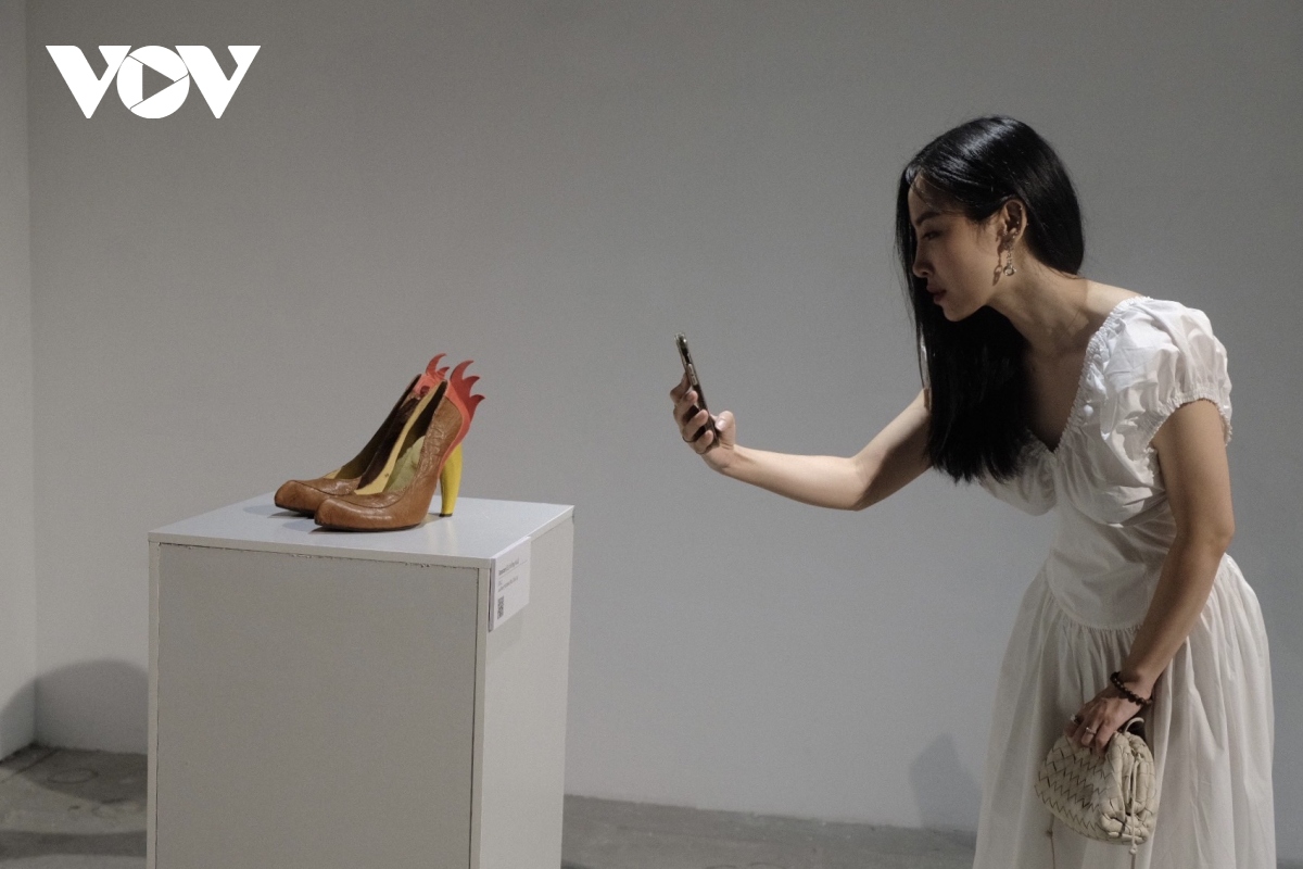"Phù thuỷ" giày Israel chinh phục thời trang Việt với triển lãm FootWearArt