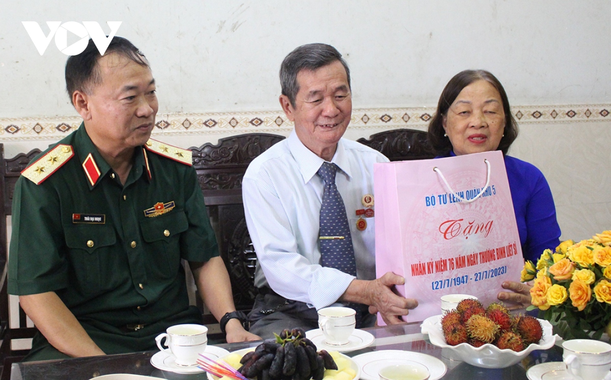 Lãnh đạo Quân khu 5 thăm tặng quà Mẹ Việt Nam anh hùng, gia đình chính sách