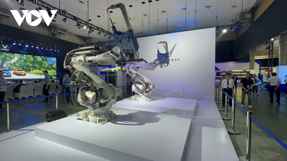 Video cánh tay robot “múa” tại triển lãm ô tô VinFast