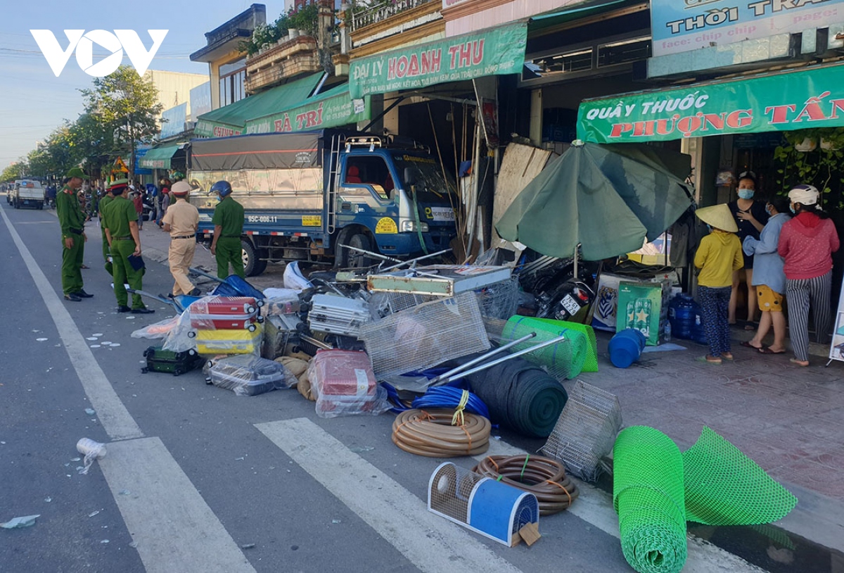 Xe tải đâm vào nhà dân khiến 2 người tử vong ở Quảng Ngãi