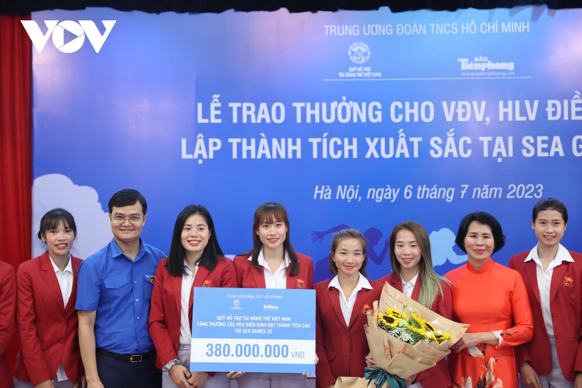 Nữ hoàng điền kinh Nguyễn Thị Oanh cùng đồng đội nhận thưởng 380 triệu đồng