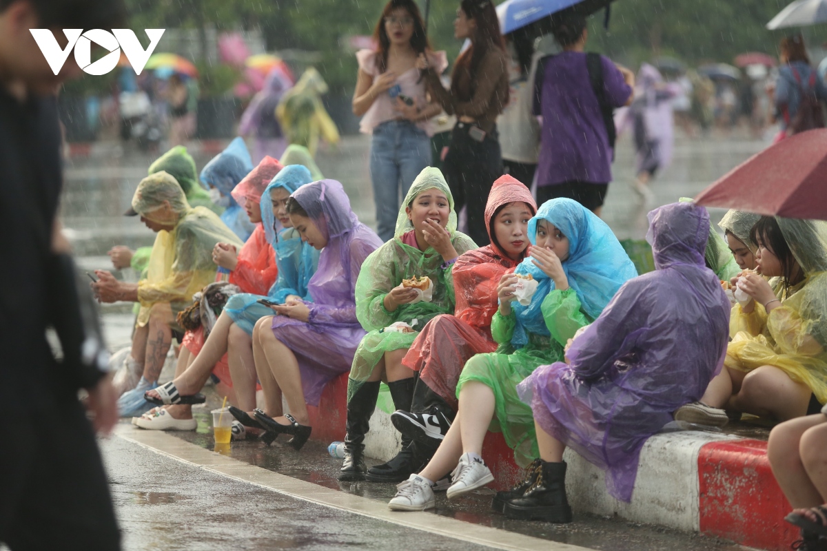 Hà Nội mưa lớn, người hâm mộ Blackpink chịu mua áo mưa giá cắt cổ