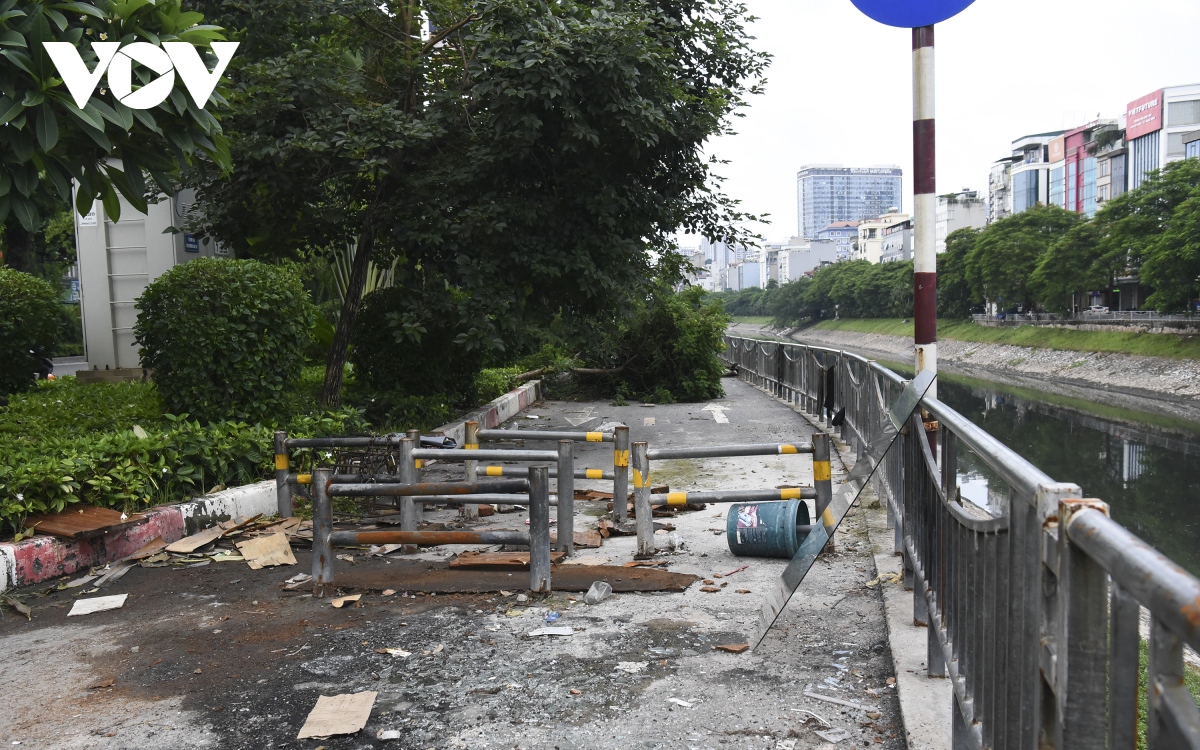 Đường đi bộ gần 65 tỷ đồng ở Hà Nội hoang tàn và ngập rác thải