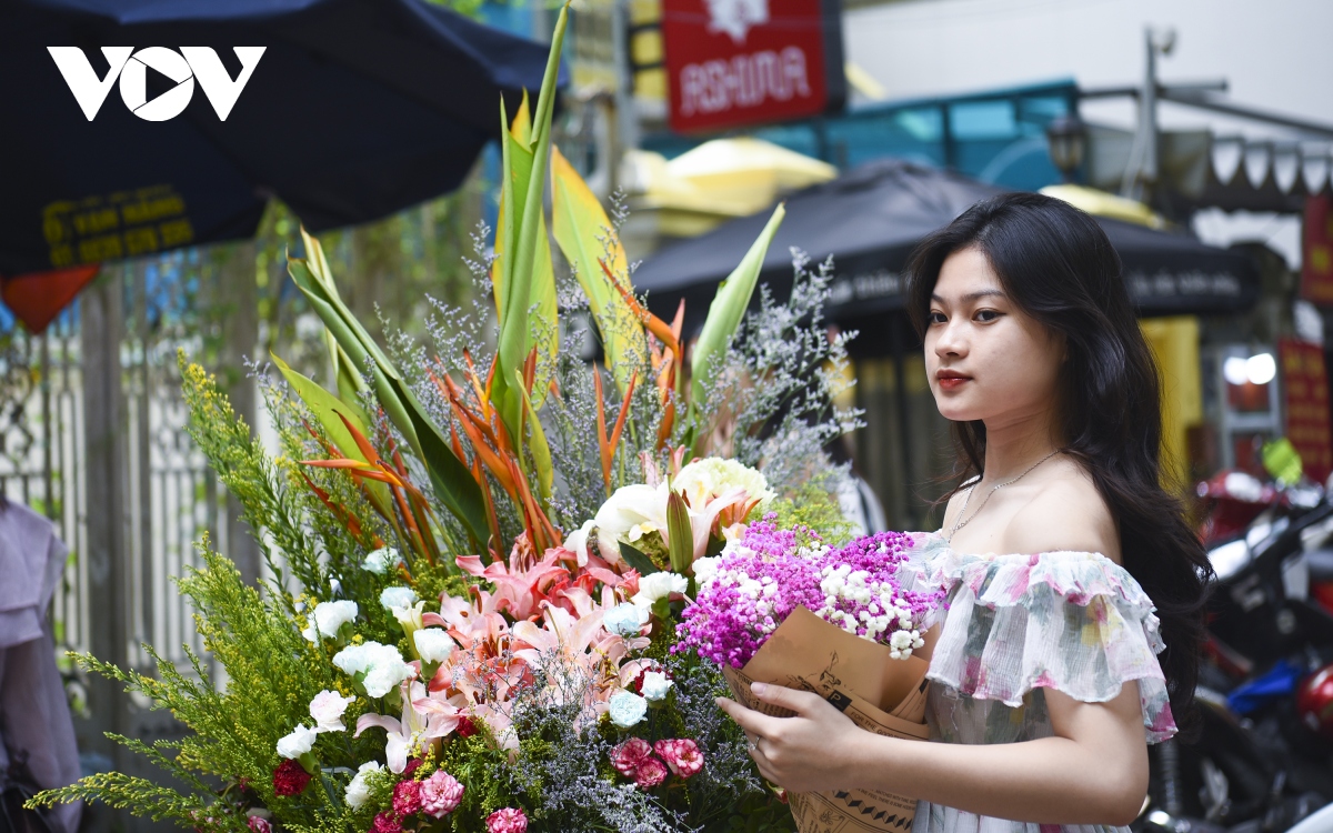 Hà Nội vào thu, giới trẻ đổ xô chụp ảnh với hoa trên phố phường