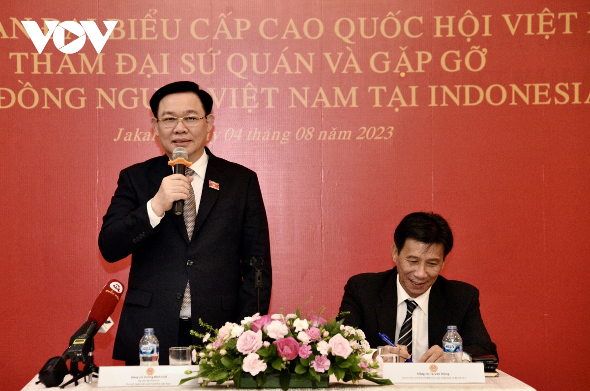 Chủ tịch Quốc hội thăm Đại sứ quán và cộng đồng người Việt tại Indonesia